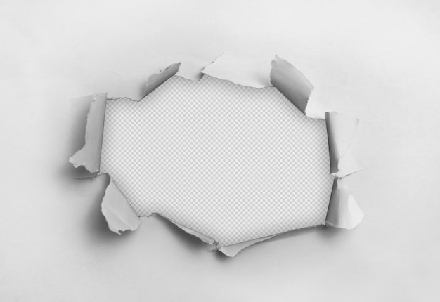 Zerrissenes Papier über weißem Hintergrund