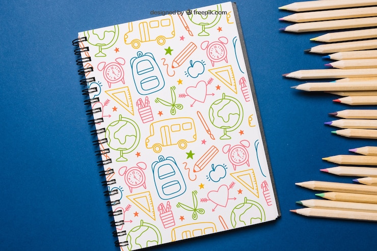 Kostenlose PSD zurück zur schule mockup mit notizblock und bleistifte