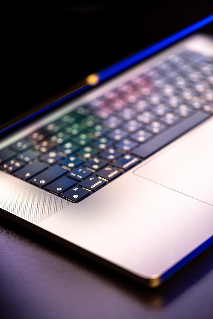 Gratis Foto a laptop computer with a halfopen screen on a dark background