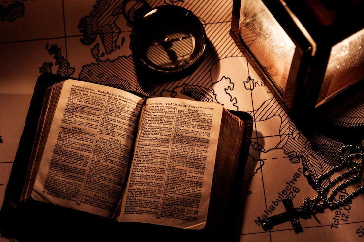 Gratis Foto an old bible on a wooden table