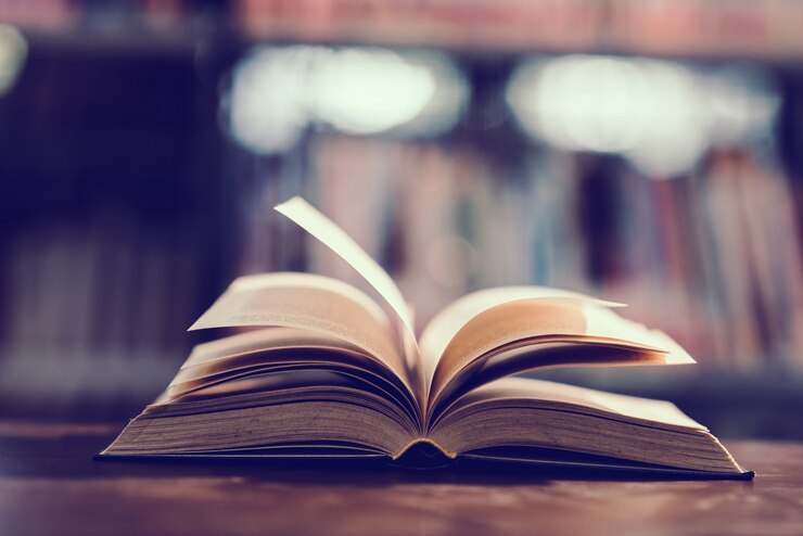 Gratis Foto bok i bibliotek med åpen lærebok
