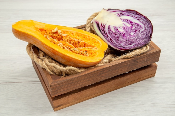 Gratis Foto bottom view cut butternut squash cut red cabbage rope in wooden box on white table