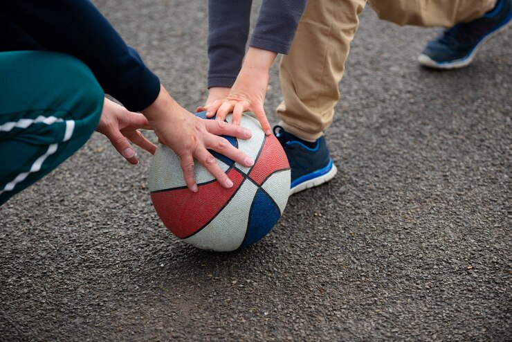 Gratis Foto close up hands holding ball