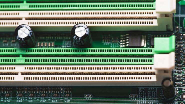 Gratis Foto close-up of pci slot on circuit board
