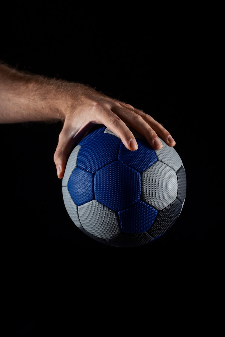 Gratis Foto close up on hand holding handball ball