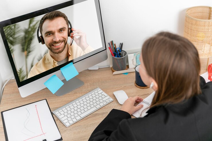 Gratis Foto close up woman chatting with employee