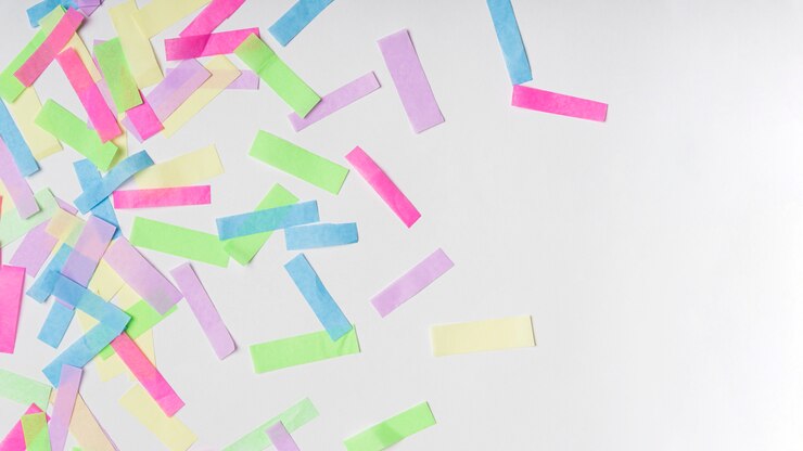 Gratis Foto colorful confetti on a gray background with copy space