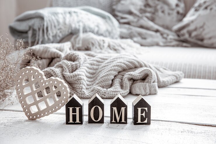 Gratis Foto composition in hygge style with wooden word home, heart and knitted element