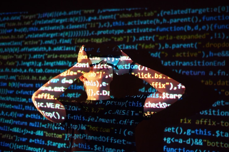 Gratis Foto double exposure of a caucasian man and virtual reality vr headset is presumably a gamer or a hacker cracking the code into a secure network or server, with lines of code