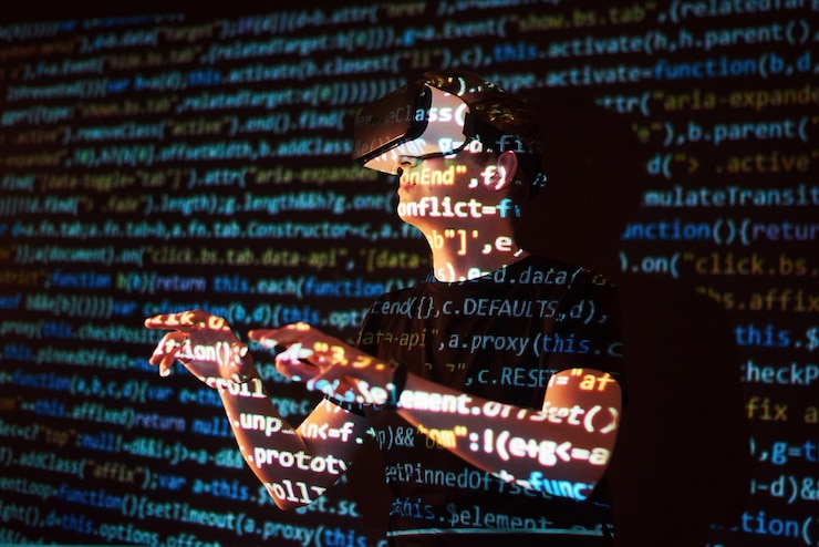 Gratis Foto double exposure of a caucasian man and virtual reality vr headset is presumably a gamer or a hacker cracking the code into a secure network or server, with lines of code