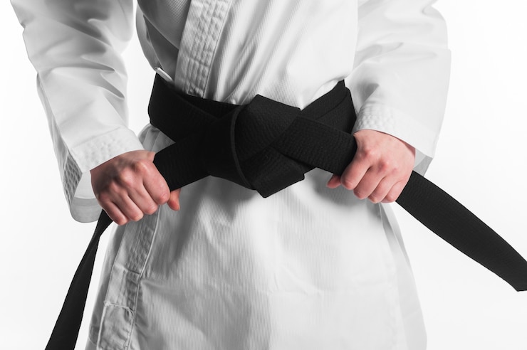Gratis Foto female holding karate black belt