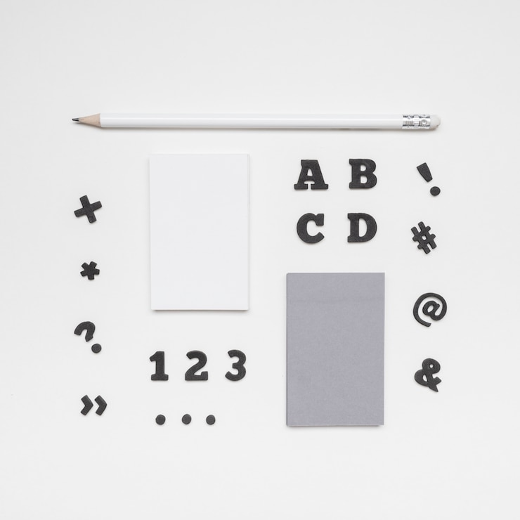 Gratis Foto flat lay letters and business cards