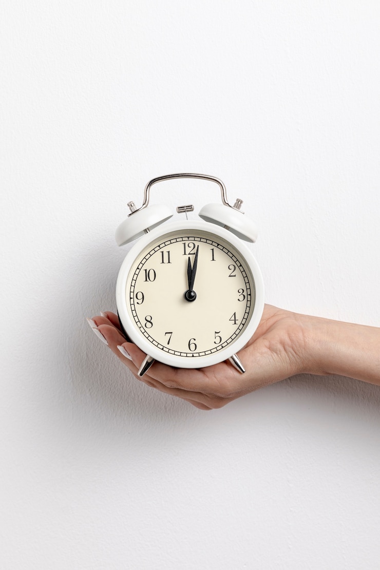 Gratis Foto front view of hand held clock