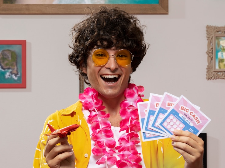 Gratis Foto front view smiley man holding lottery tickets
