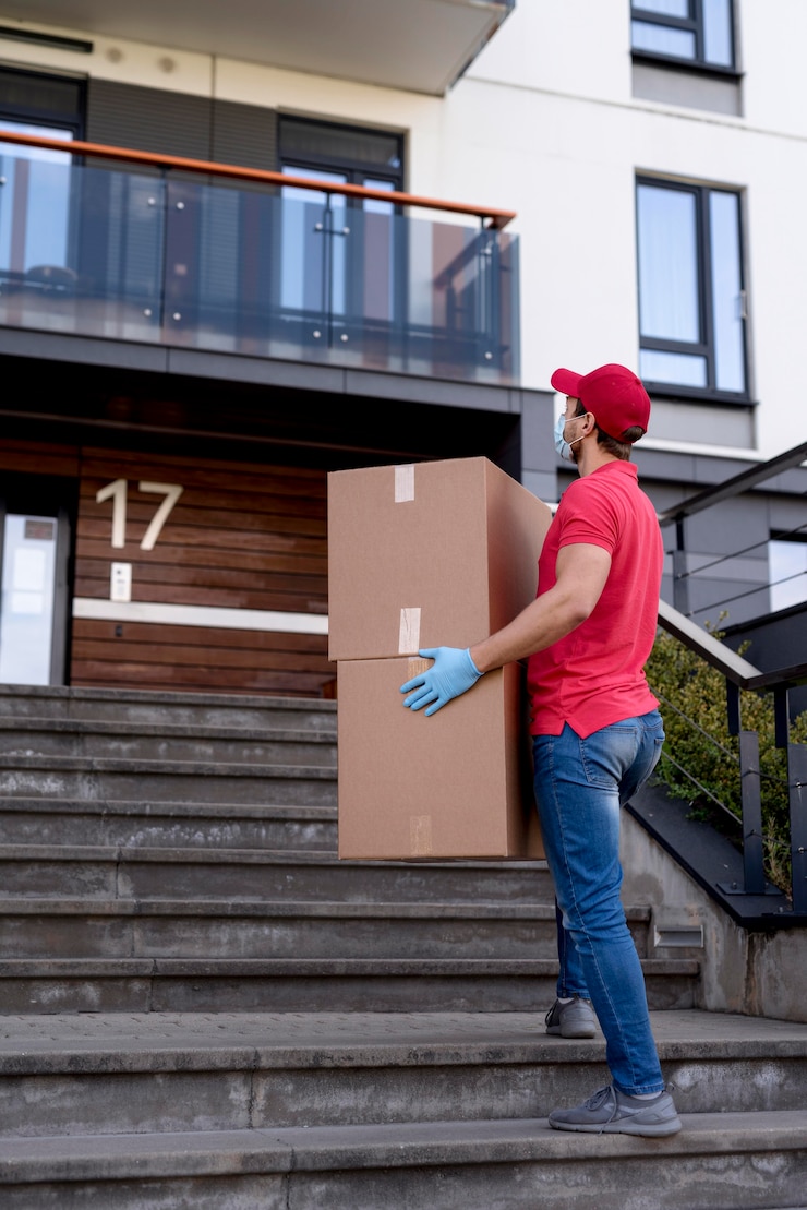Gratis Foto low angle delivery man with package