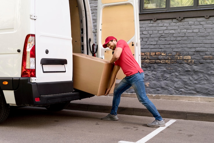 Gratis Foto man loading packages