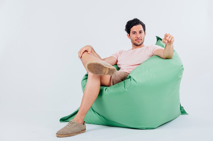 Gratis Foto man on couch pointing