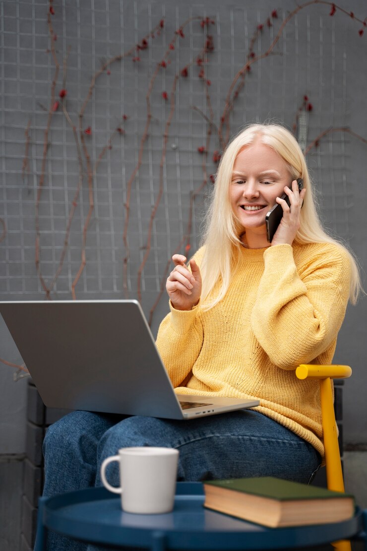 Gratis Foto medium shot albino woman working with laptop