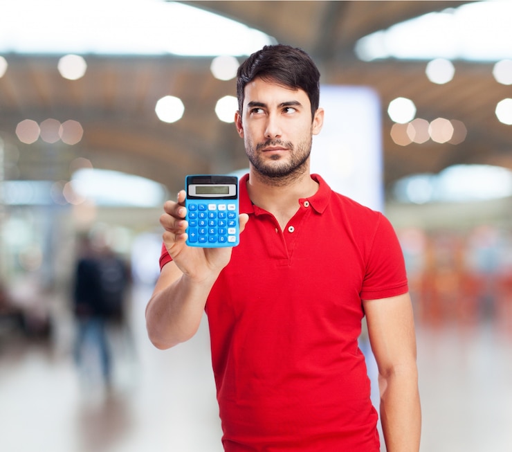 Gratis Foto pensive guy with a calculator