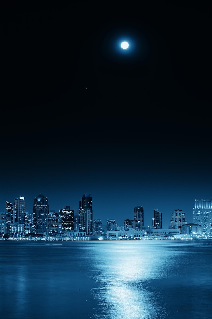 Gratis Foto san diego downtown skyline and full moon over water at night in bw