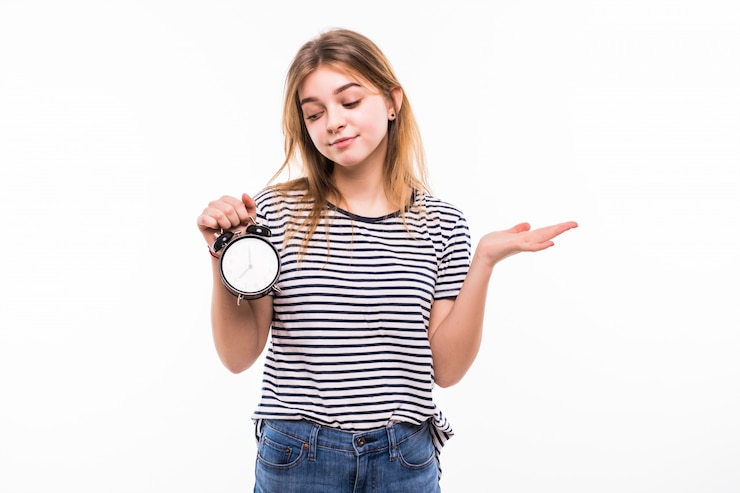 Gratis Foto smiling woman in eyeglasses holding alarm clock