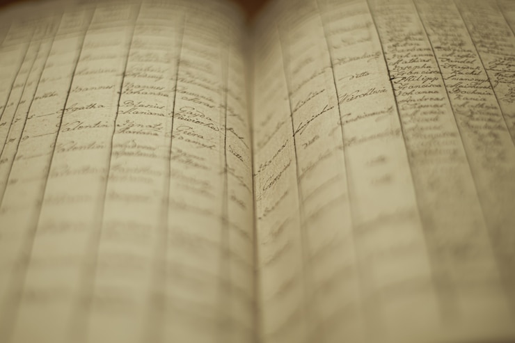 Gratis Foto soft focus of an old book of local records with list of residents' names and information