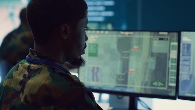 Soldat implementerer og behandler taktiske data med rekognoseringsradarsystem
