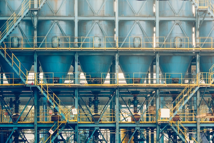 Gratis Foto steel pipelines and cables in a plant