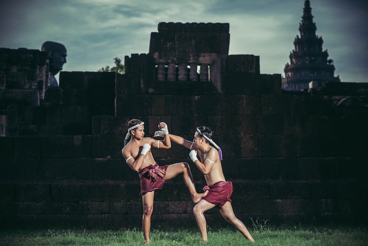 Gratis Foto two boxers fight with the martial arts of muay thai.