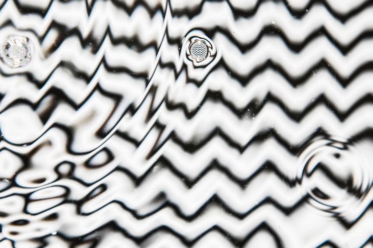 Gratis Foto various drop sizes of water on a black and white pool surface