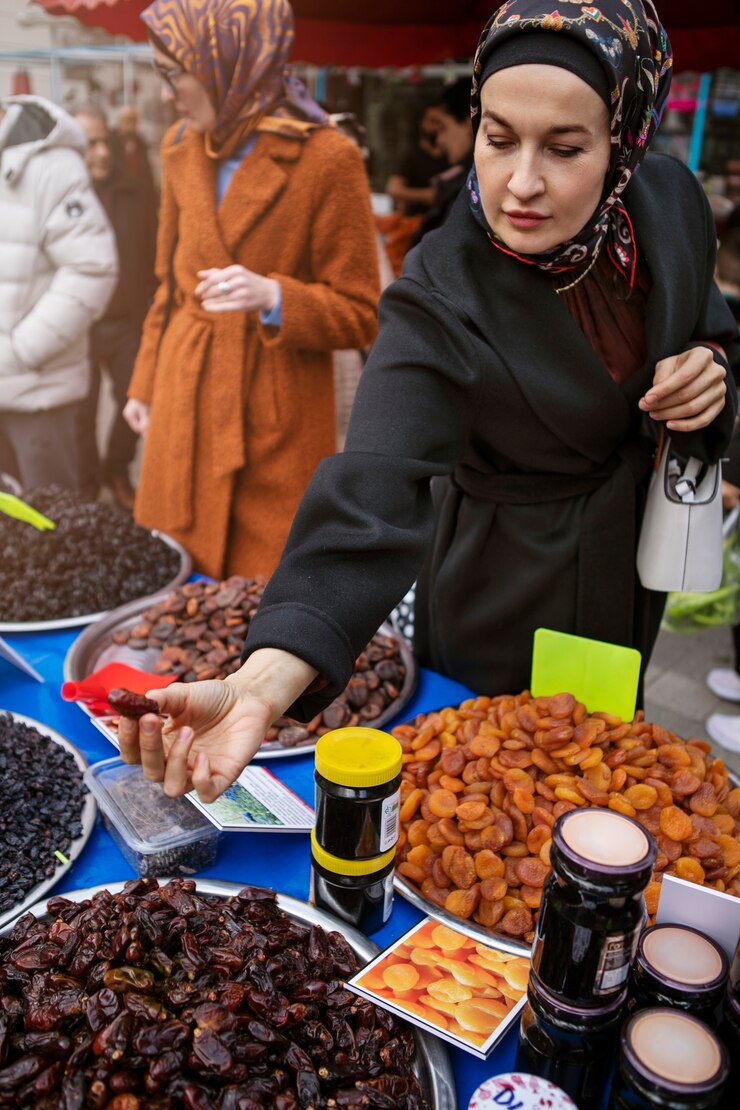 Gratis Foto woman shopping for ramadan  high angle