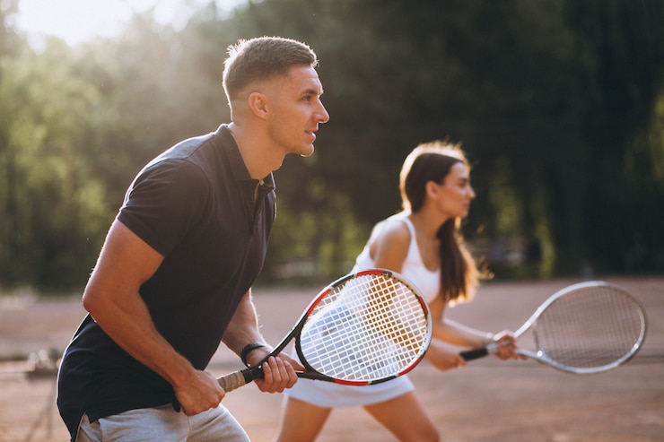 Gratis Foto young couple playing tennis at the court