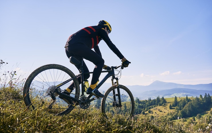 Gratis Foto young man riding a mountain bike downhill style