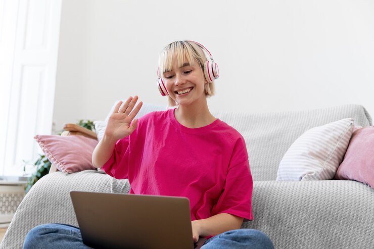 Gratis Foto young woman working from home on her laptop