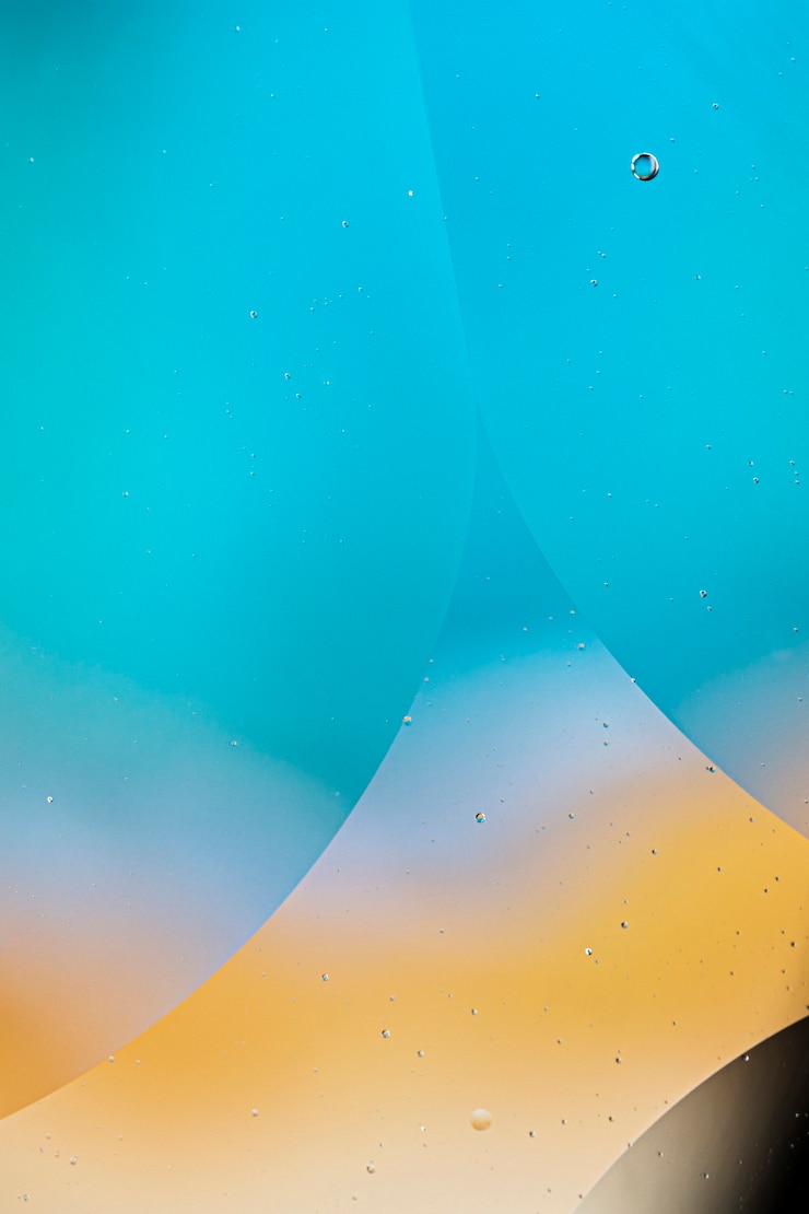 Gratis Bild abstract coloured background with variety of transparent raindrops