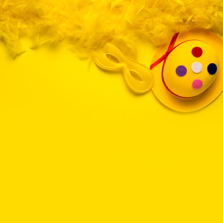 Gratis Bild carnival objects with yellow feather boa and copy space