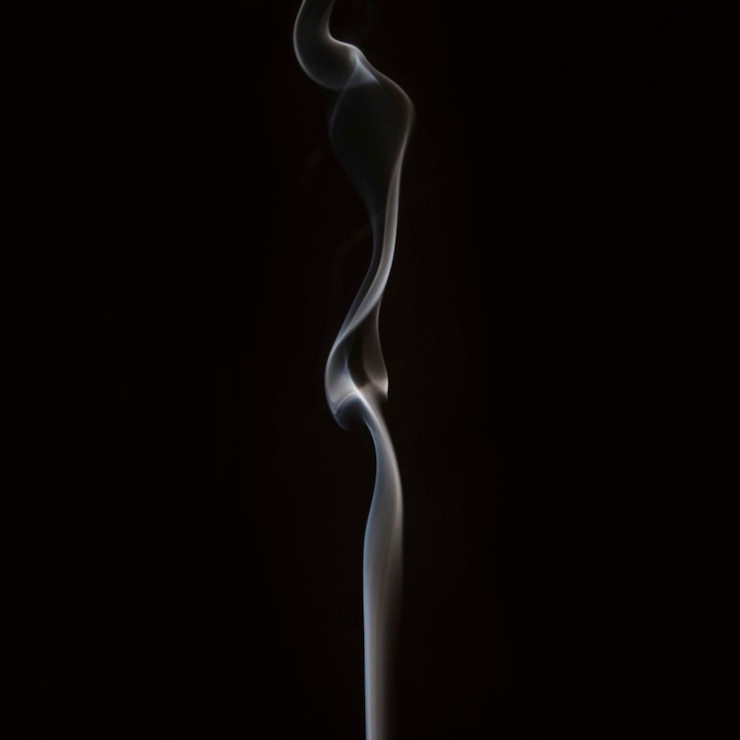 Gratis Bild close-up of smoke swirling against black backdrop