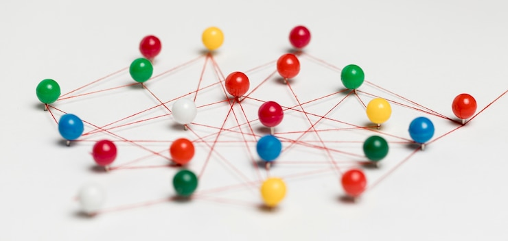 Gratis Bild colourful pushpins with thread for route map