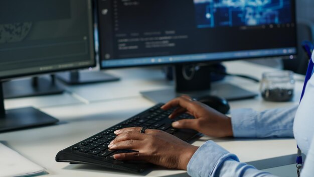 Data center admin using PC to find misconfigurations