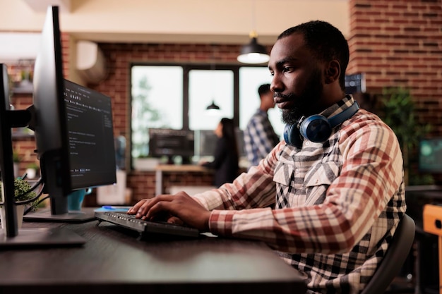 Freelance koder skriver javascript kode på computer for at udvikle online cloud computing information. Softwareudvikler skriver html script og data algoritme, der arbejder i it programmeringskontor