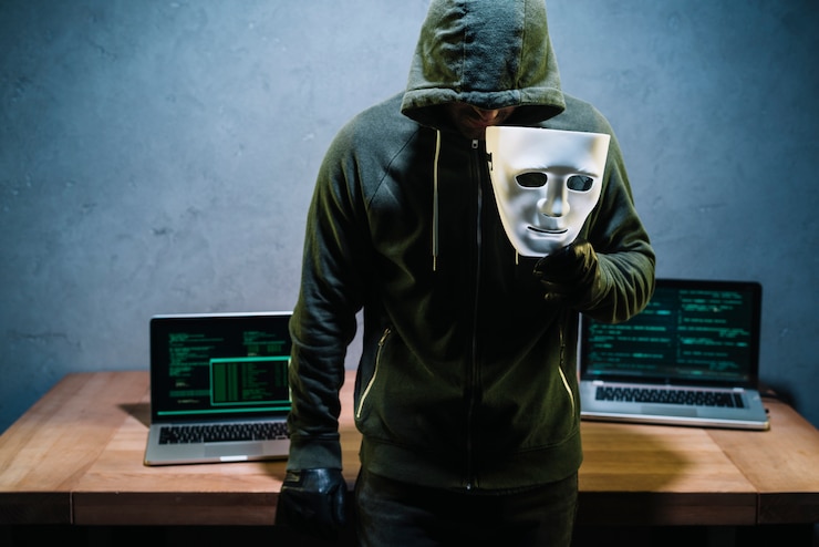 Gratis Bild hackare som håller i en mask