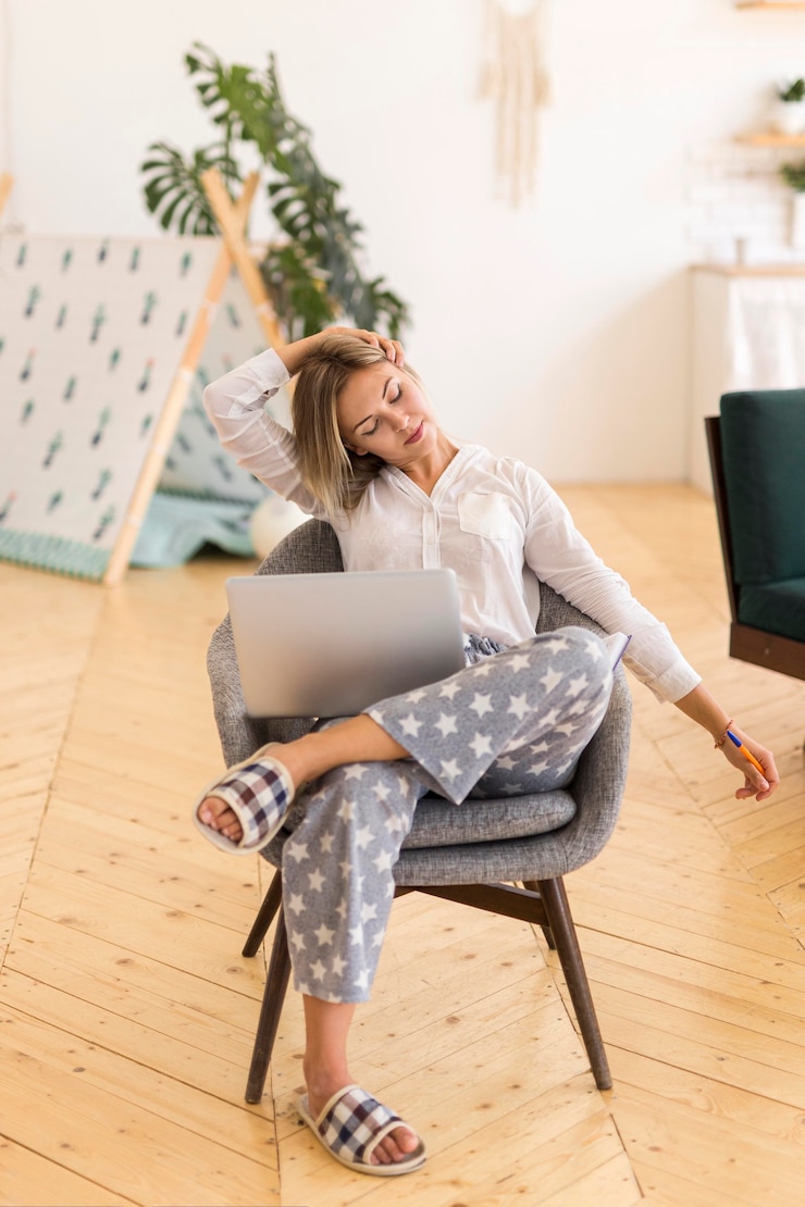 Gratis Foto kvinde i fuld figur, der sidder på en stol