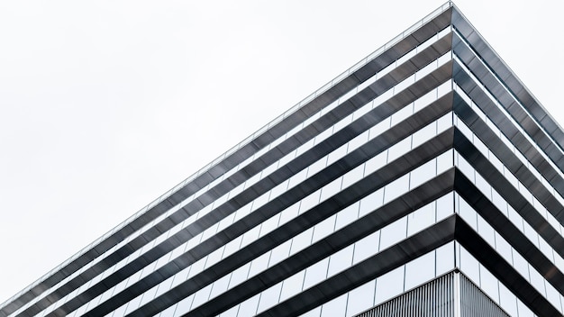 Lavt perspektiv af moderne skyskrabere og kontorbygninger