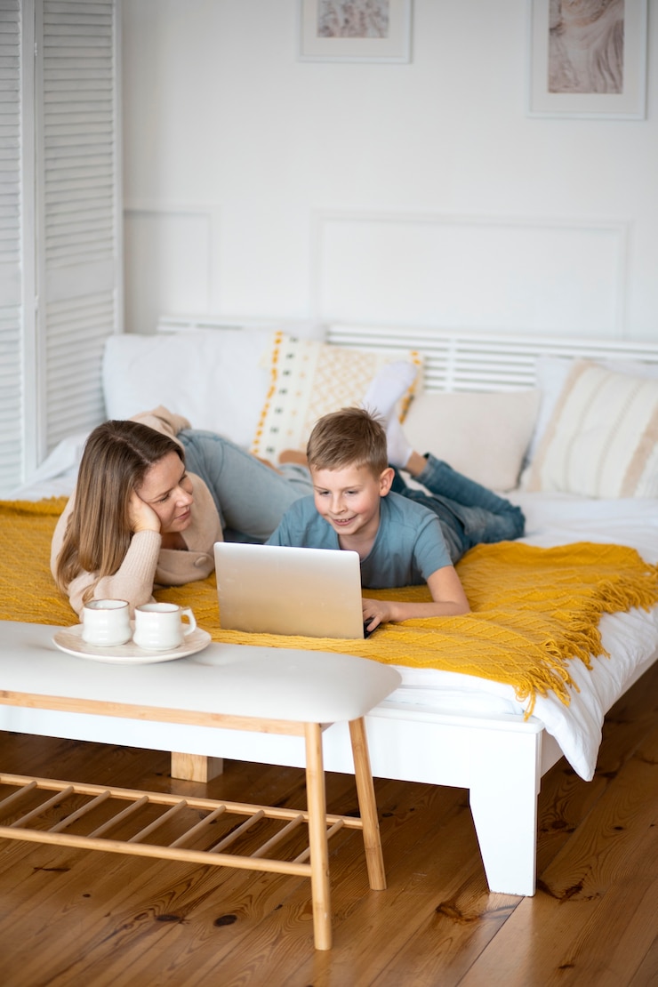 Gratis Foto mother spending time with her child