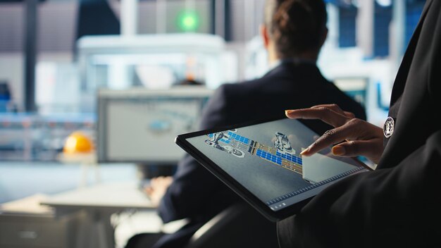 Photovoltaics factory expert designs production lines in CAD app using tablet