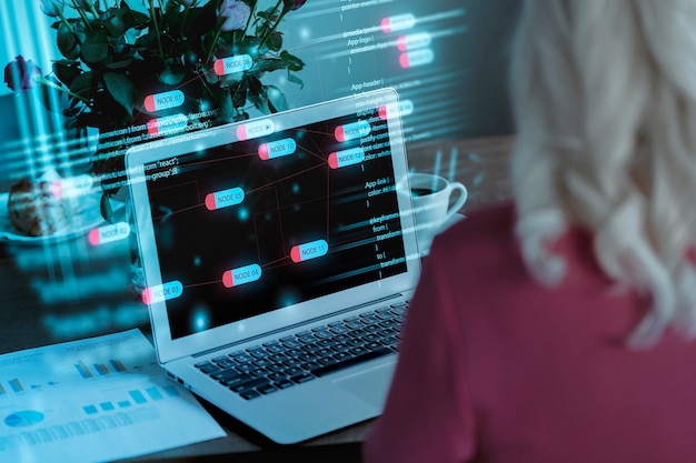 Programmeringsbakgrund med person som arbetar med koder på datorn