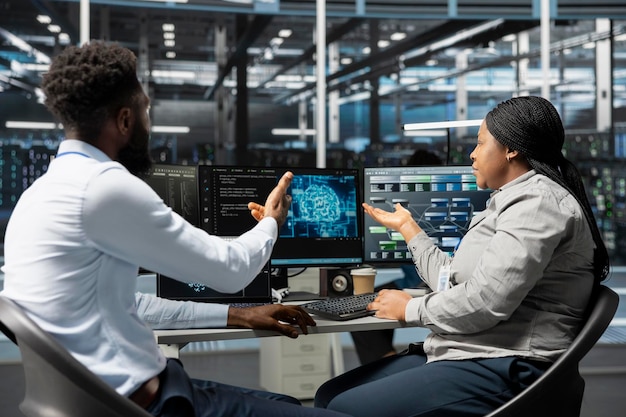 Serverrumsprogramutvecklare som arbetar tillsammans med hjälp av artificiell intelligens