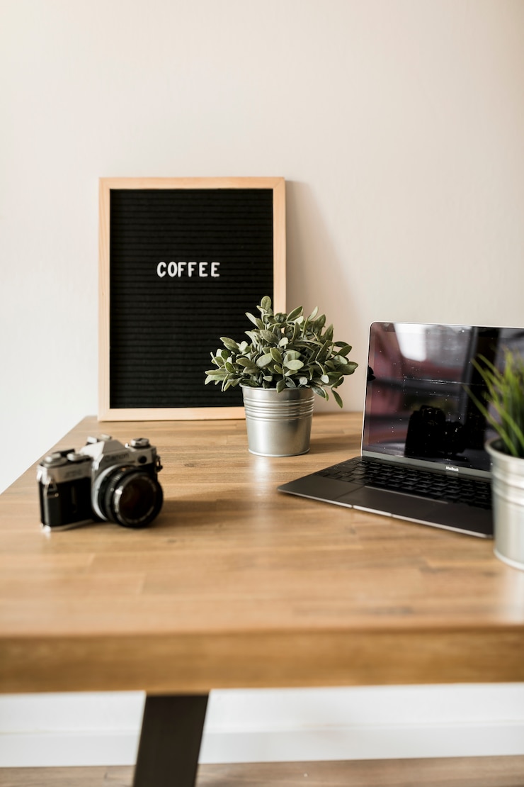 Gratis Foto skrivebord med bærbar computer og fotokamera