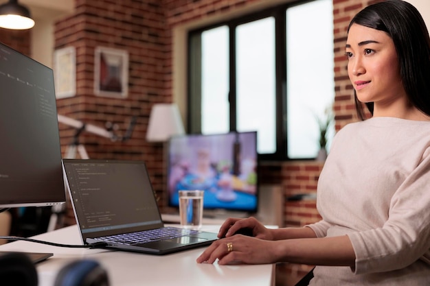 Software webudvikler koder html-script med online cloudserver og programmerer firewall-sikkerhed. Lærer nyt brugerinterface på terminalvindue med kodesprog og applikation.