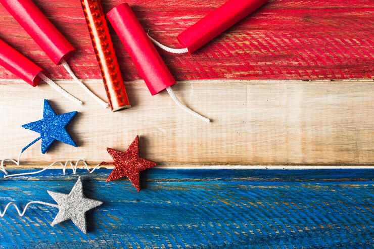 Gratis Bild star props and dynamite firecracker on painted red and blue wooden backdrop